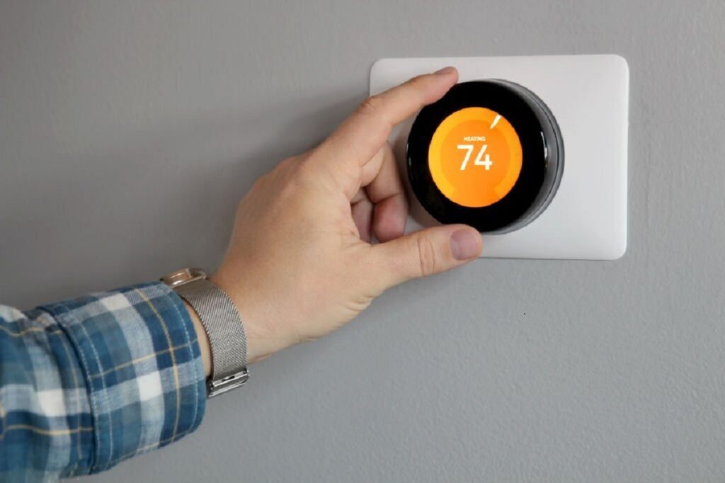 User-friendly wireless room thermostat with intuitive controls.
